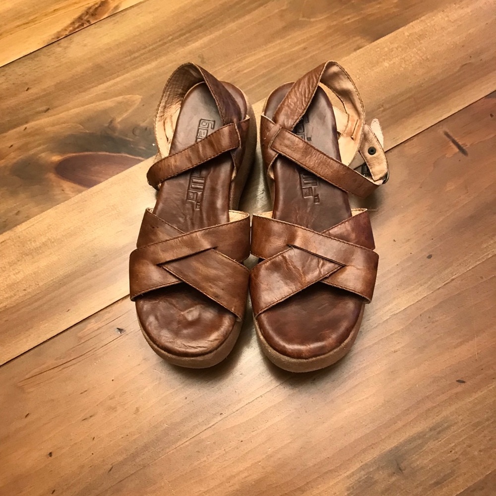 Gee Wawa platform sandal. Size 7.
